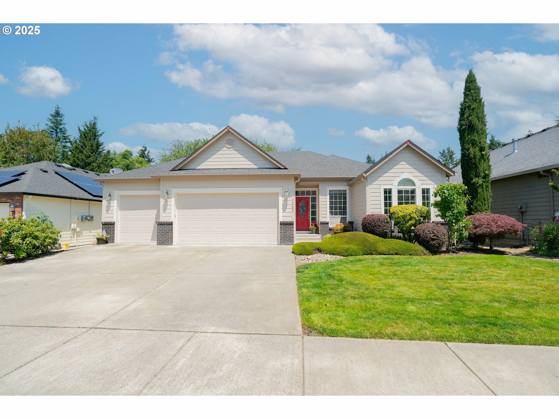 Property Photo: 15203 NW 7th Ct WA 98685
