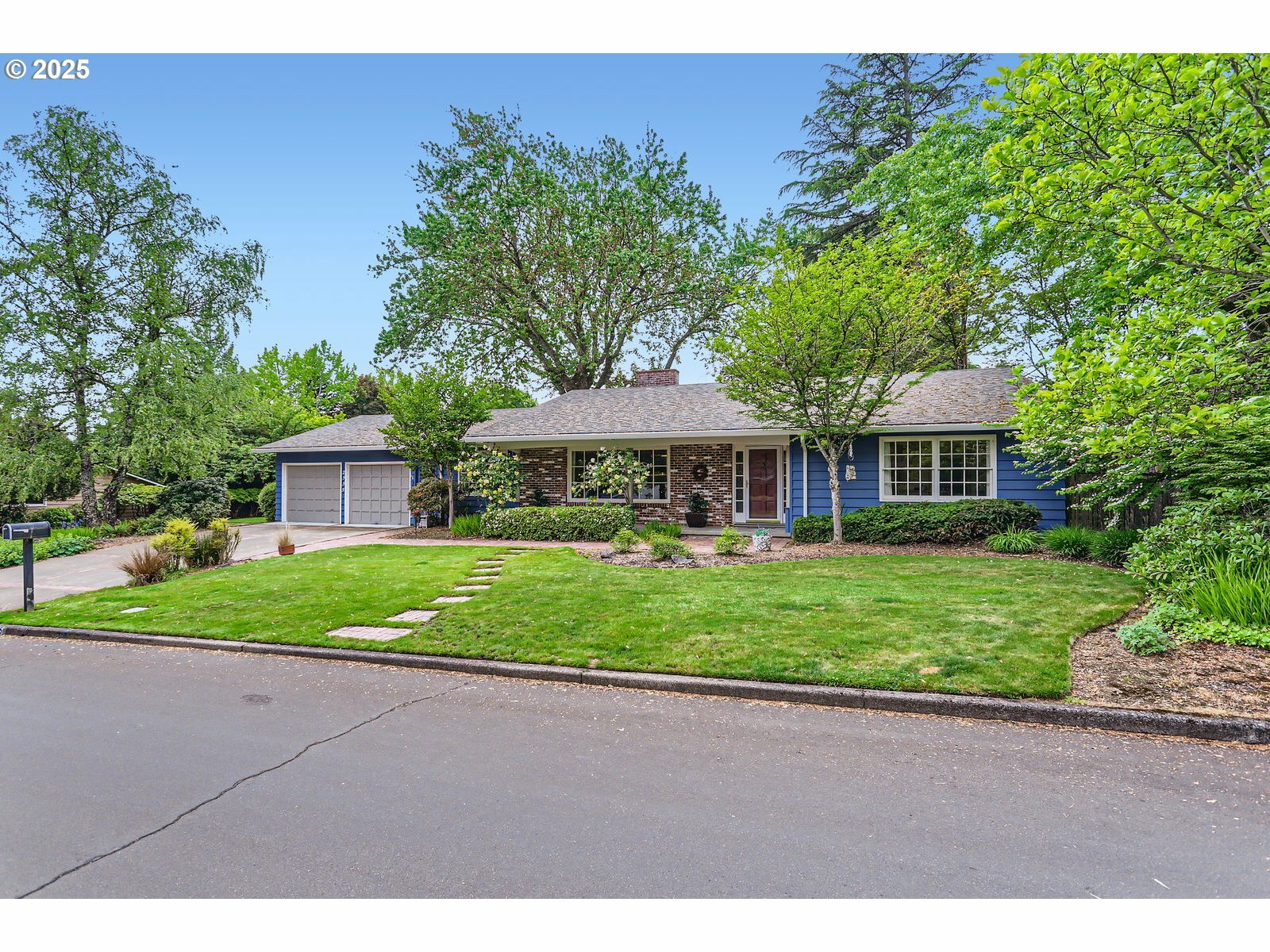 Property Photo: 2335 SW Garden View Ave OR 97225