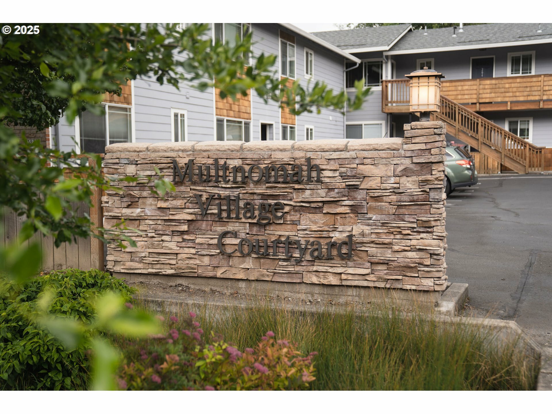 Property Photo: 3925 SW Multnomah Blvd 204 OR 97219