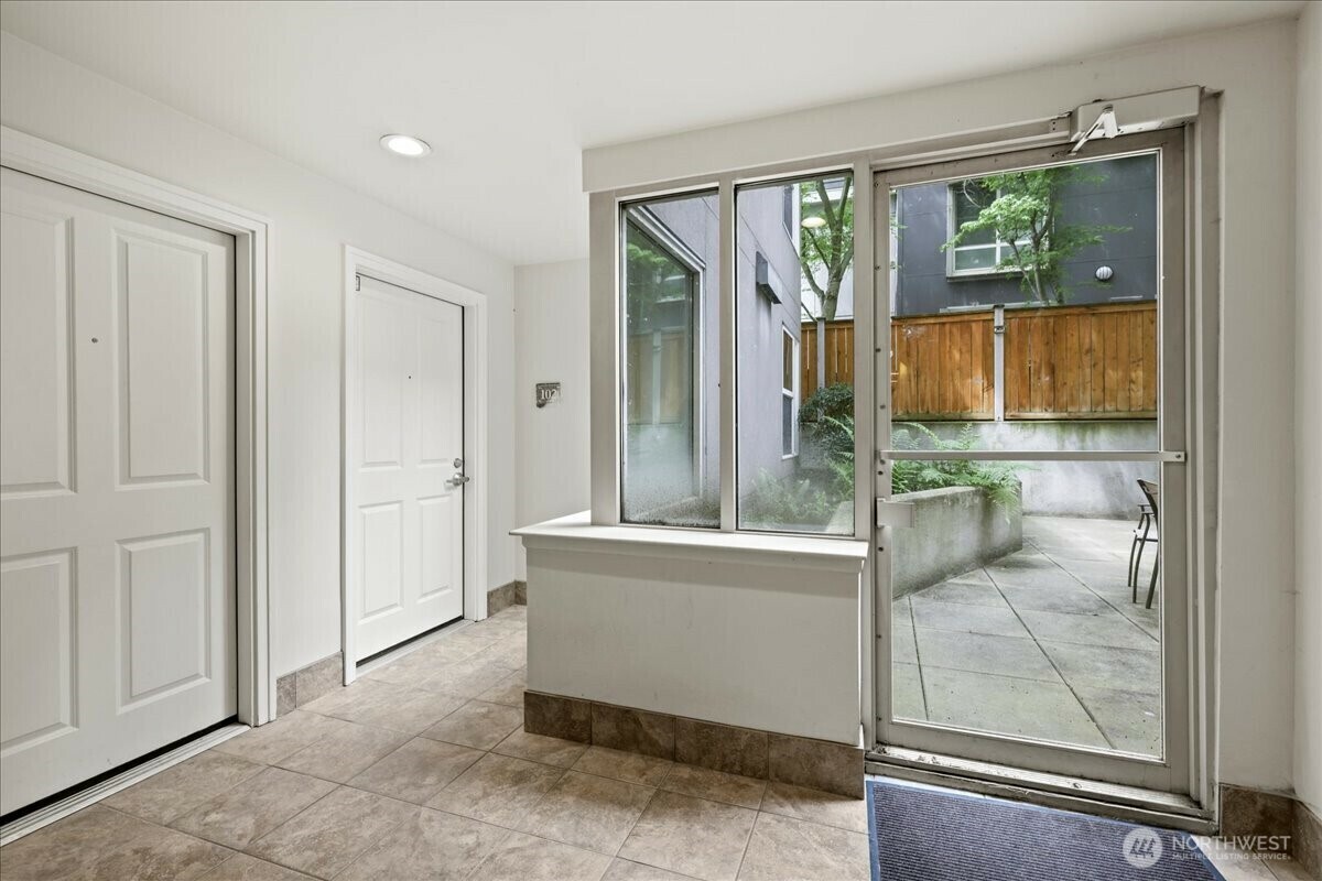 Property Photo: 4343 Roosevelt Way NE 102 WA 98105