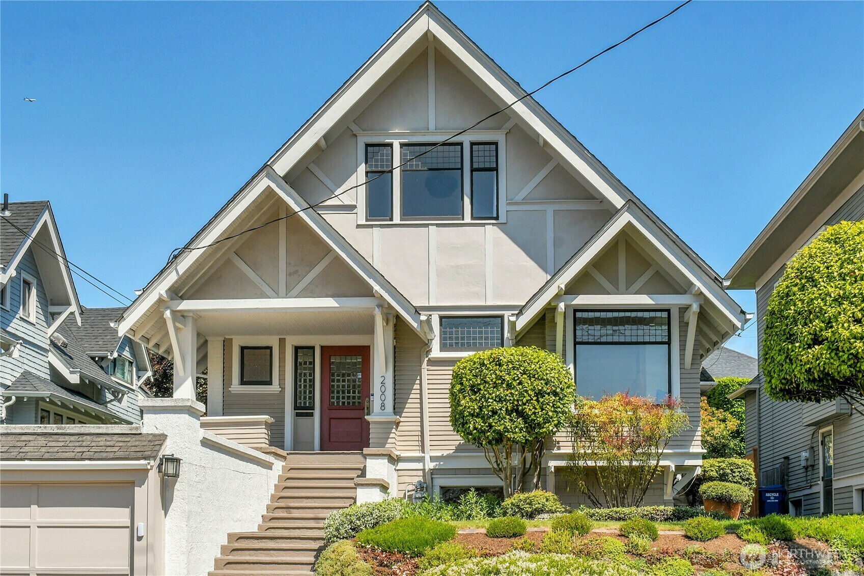 Property Photo: 2008 Nob Hill Avenue N WA 98119