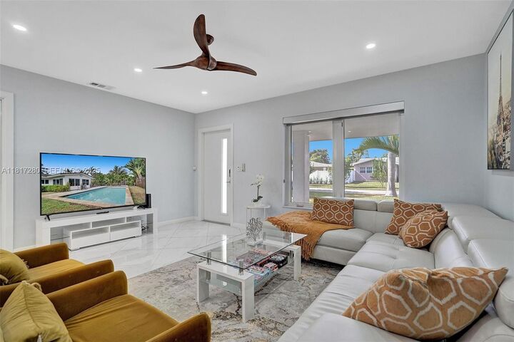 Property Photo: 5230 NE 20th Ave FL 33308