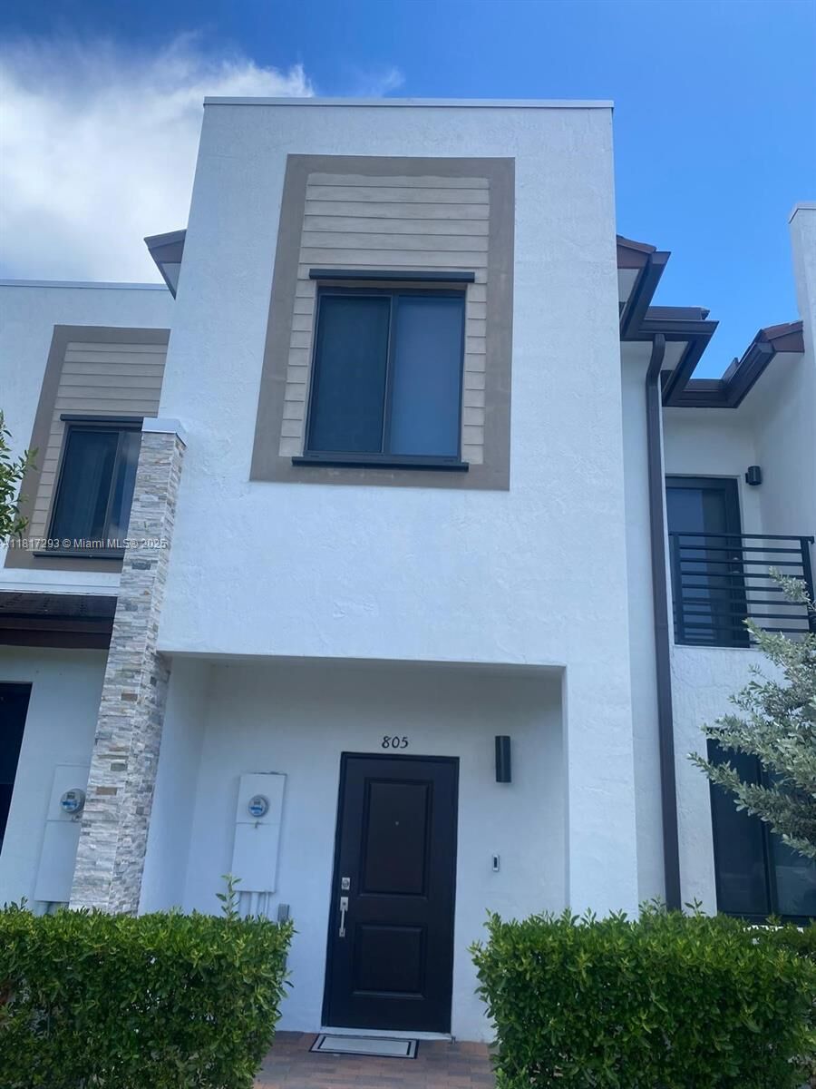 Property Photo:  805 NE 211 St  FL 33179 