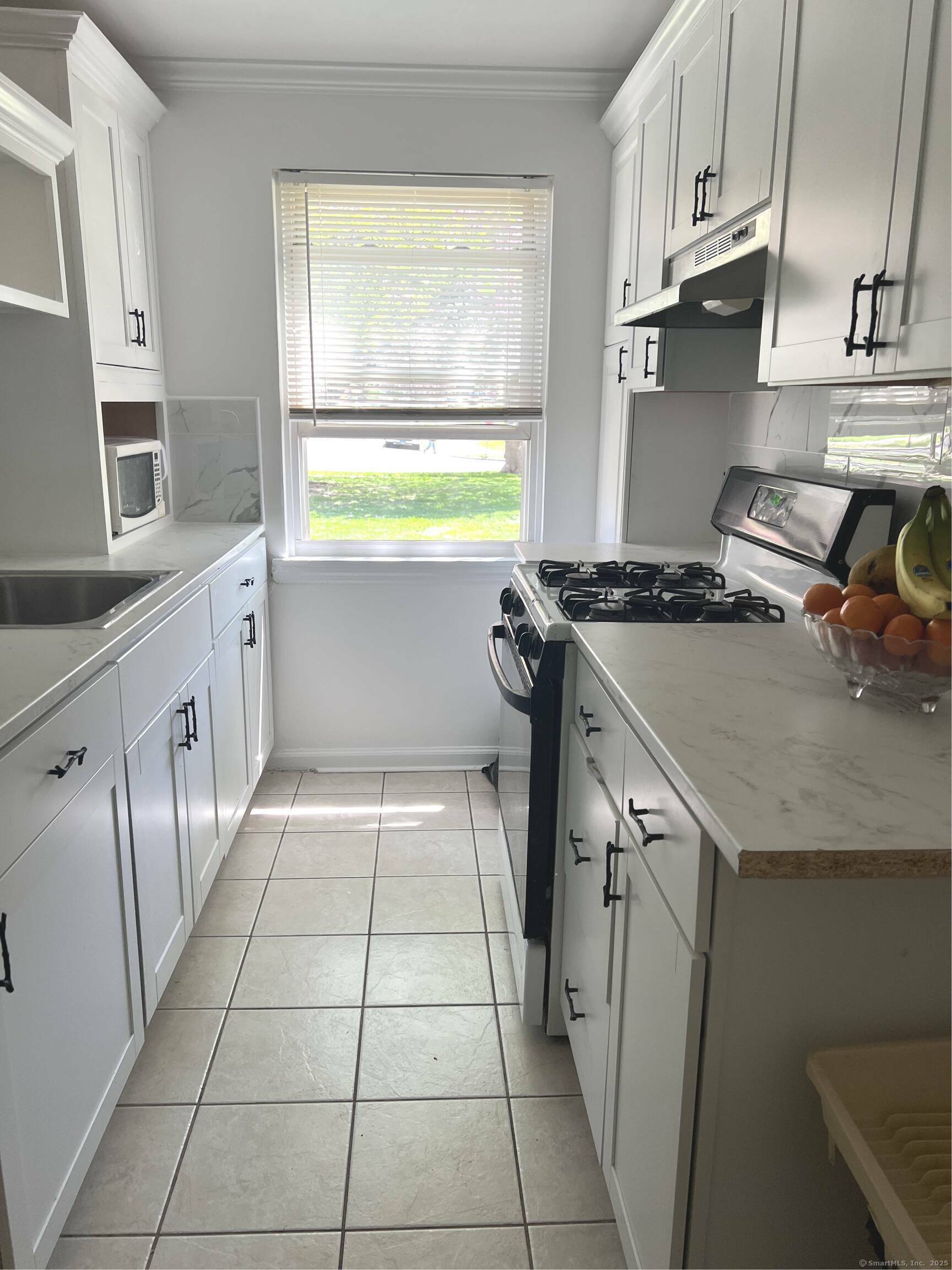 Property Photo:  198 Seaton Road Apt 1  CT 06902 