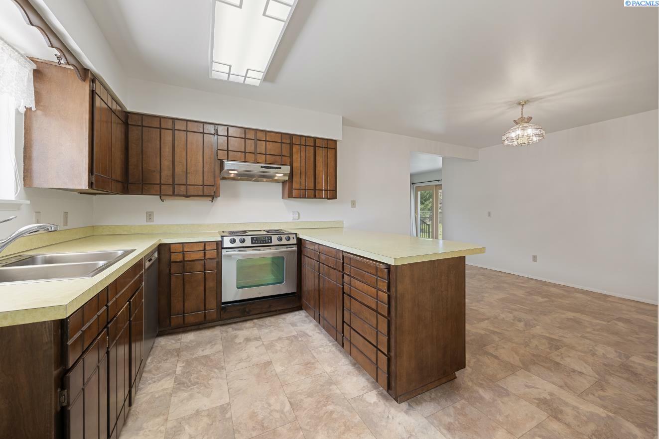 Property Photo: 511 S Buchanan Pl WA 99336-4122
