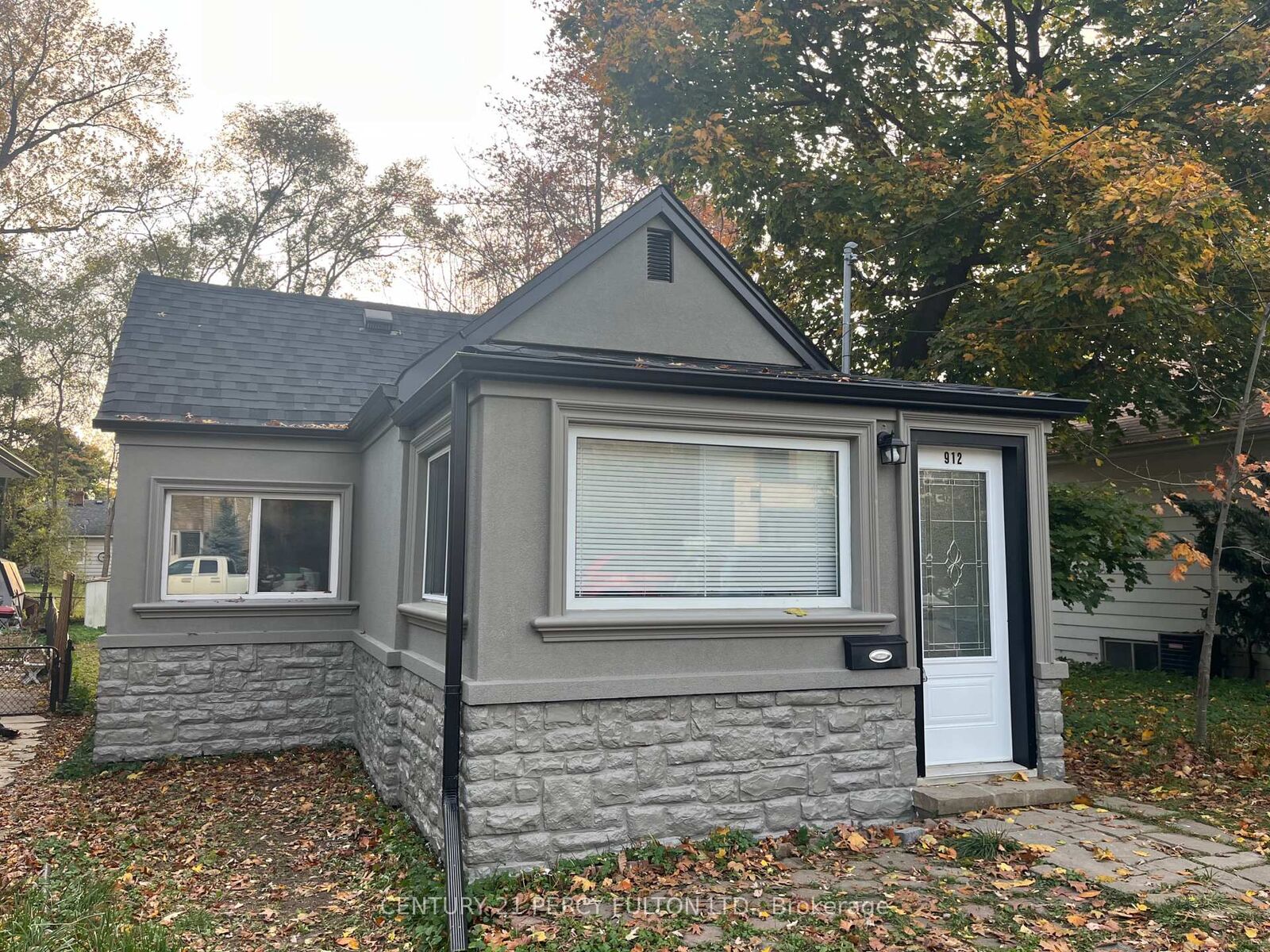 Property Photo:  912 Beechwood Avenue  ON L5G 4E2 