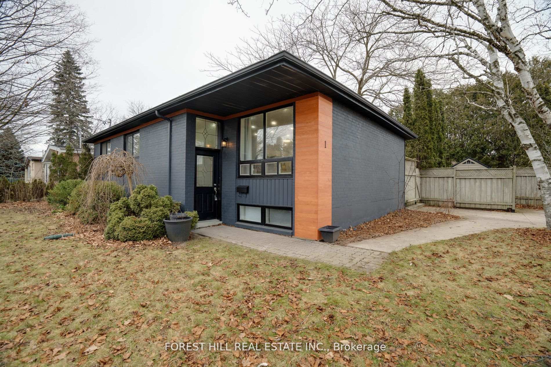 Property Photo:  1 Willis Drive  ON L4G 2J8 