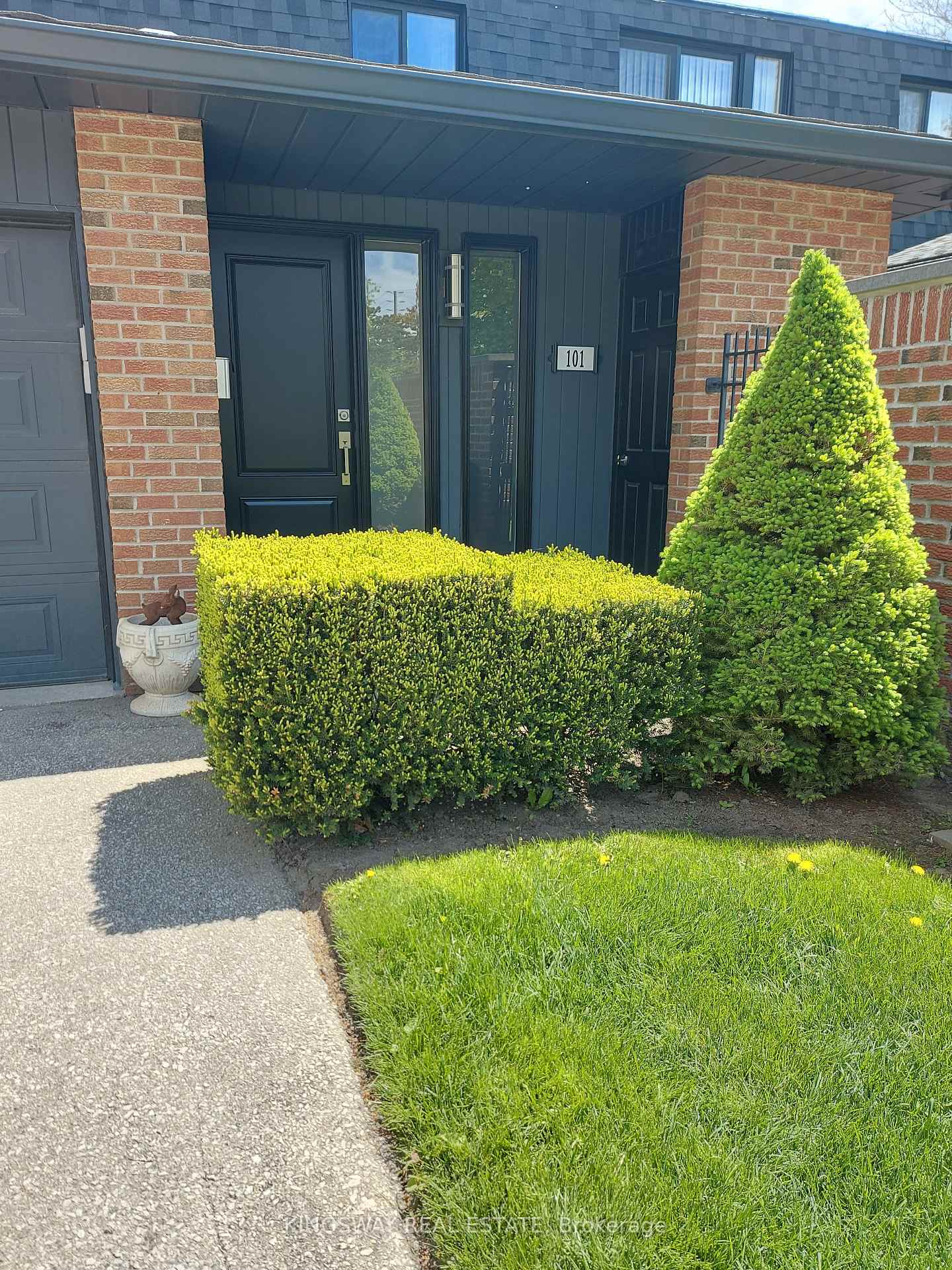 Property Photo: 20 Mineola Road E 101 ON L5G 4N9