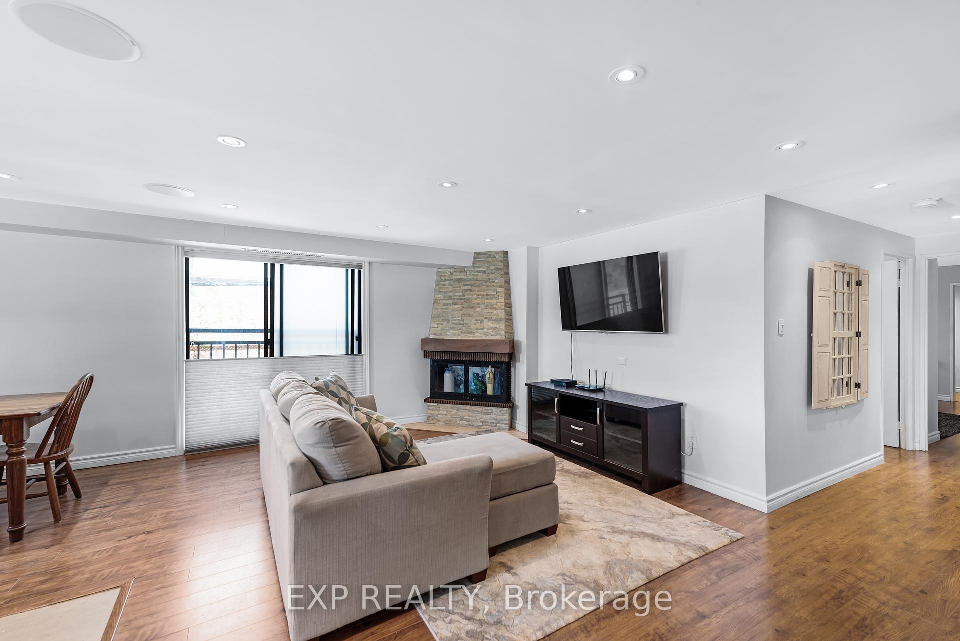 Property Photo: 15390 Yonge Street 104 ON L4G 1N8
