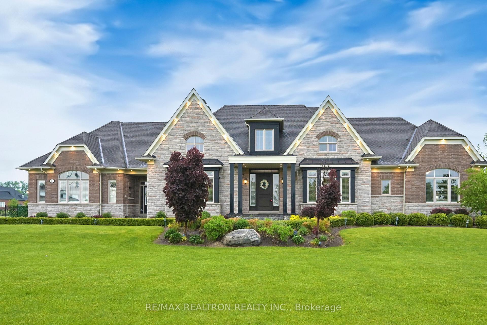 Property Photo: 15 Pine Vista Avenue ON L4A 1R9