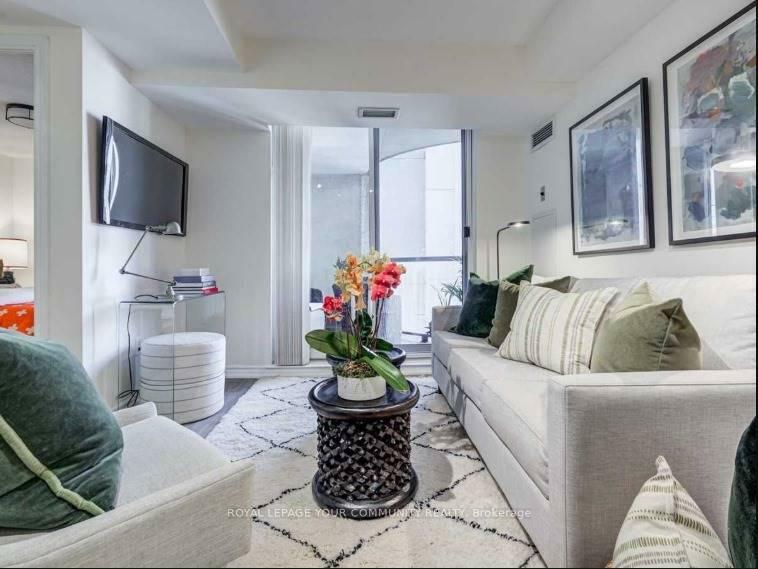 Property Photo: 801 Bay Street 1508 ON M5S 1Y9