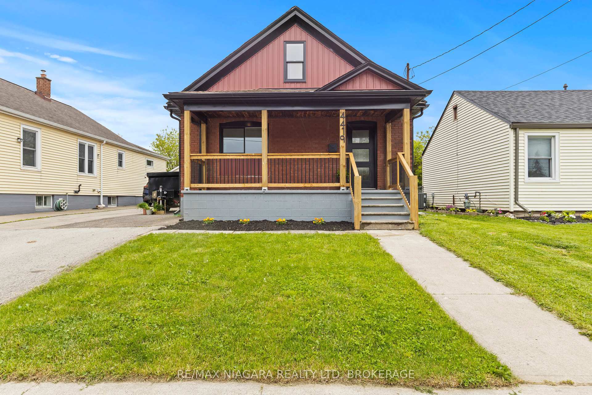 Property Photo: 4419 Fifth Avenue ON L2E 4R3