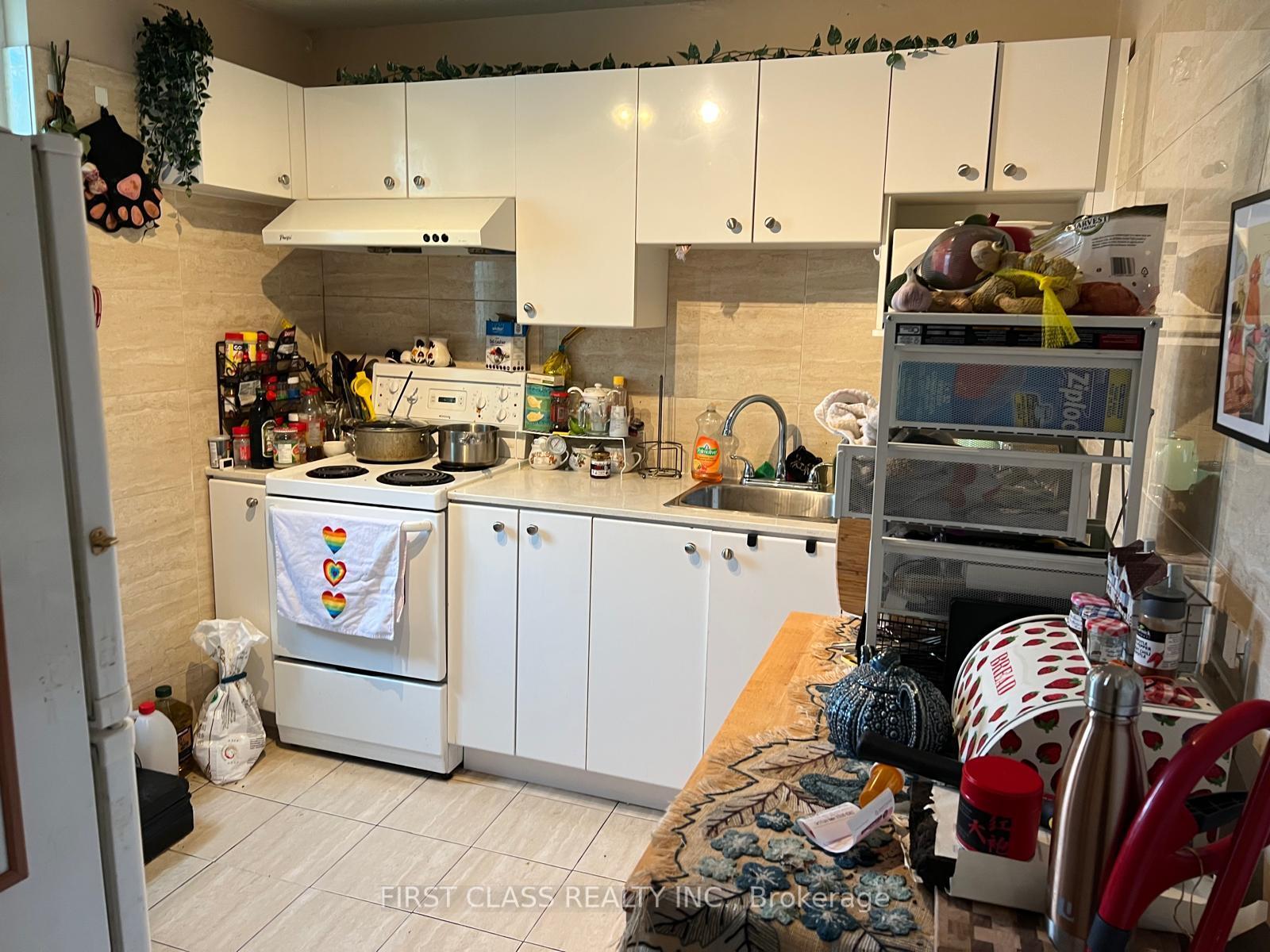 Property Photo:  572 Danforth Ave, Avenue 3rd  ON M4K 1R1 