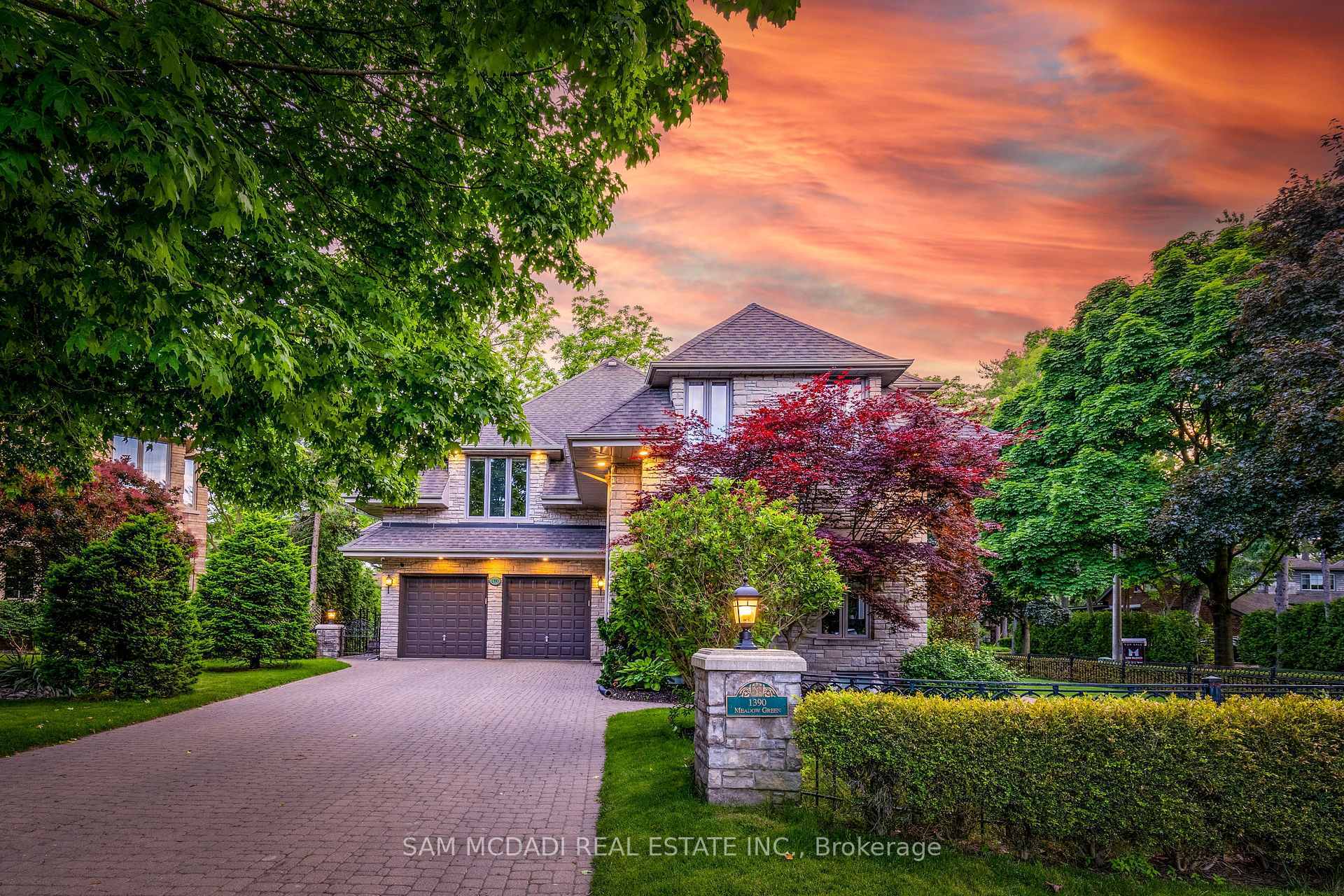 Property Photo: 1390 Meadow Green Court ON L5H 4J3
