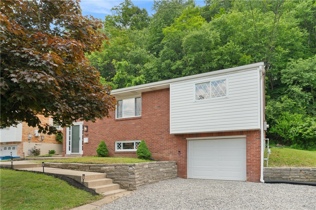 Property Photo: 127 Greenview Dr PA 15147