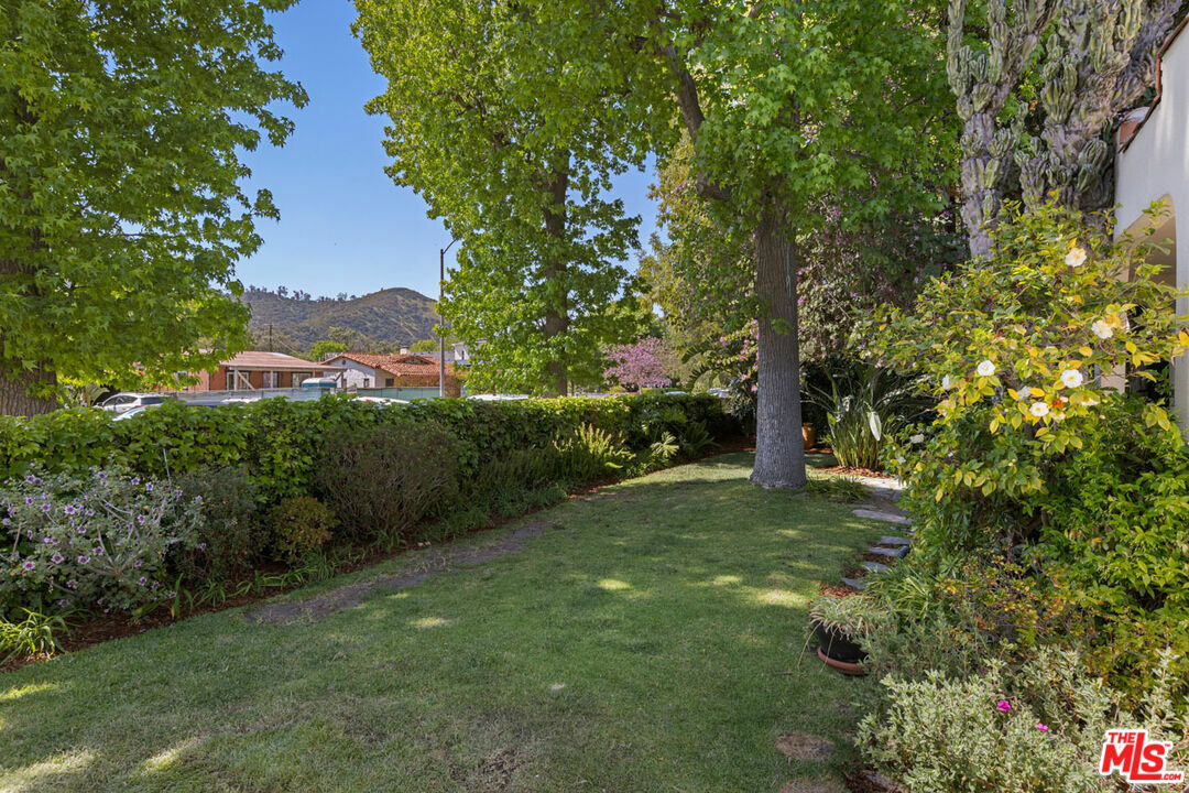 Property Photo: 3835 Valleybrink Rd CA 90039