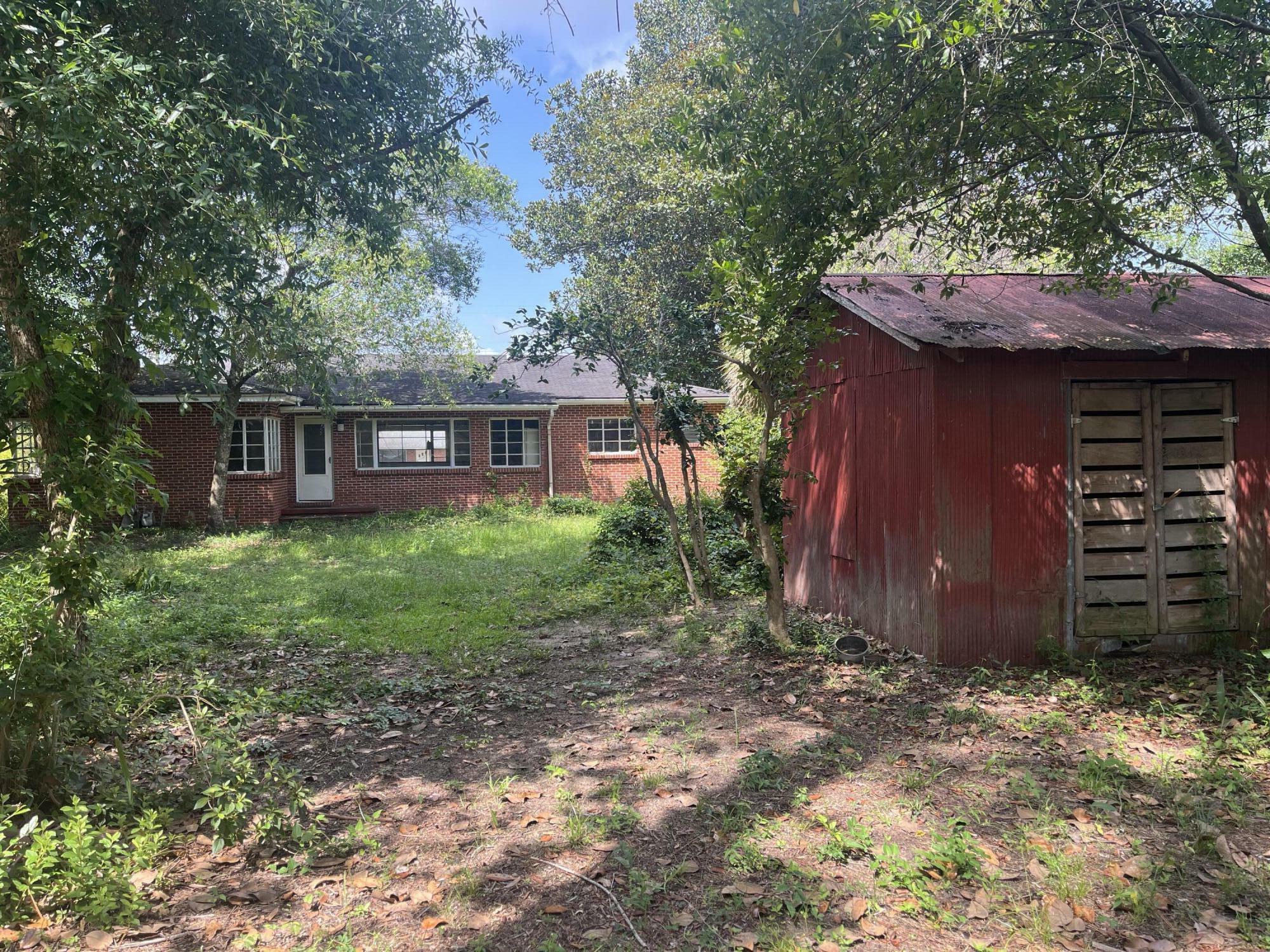 Property Photo: 855 N Pearl Street FL 32536
