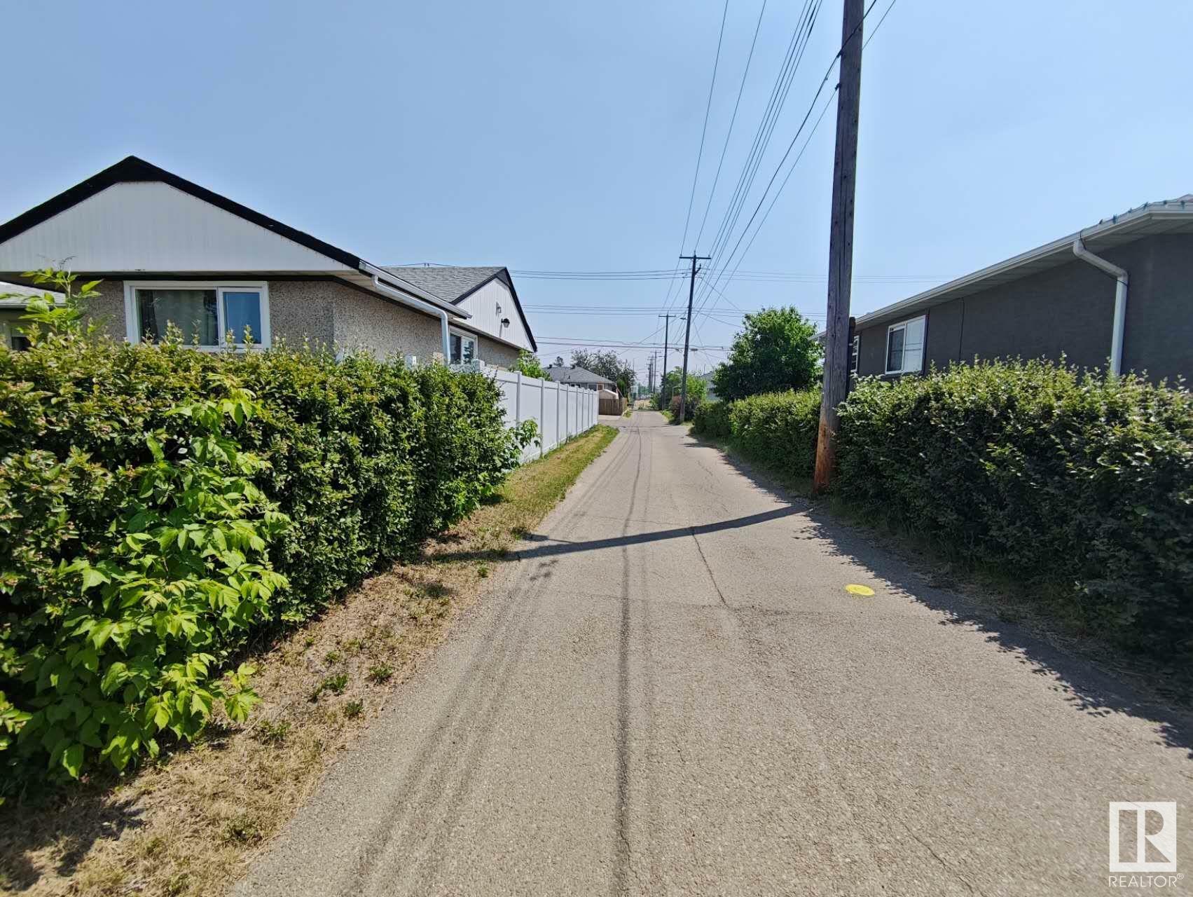 Photo de la propriété: 8023 70 Avenue NW AB T6C 0A6