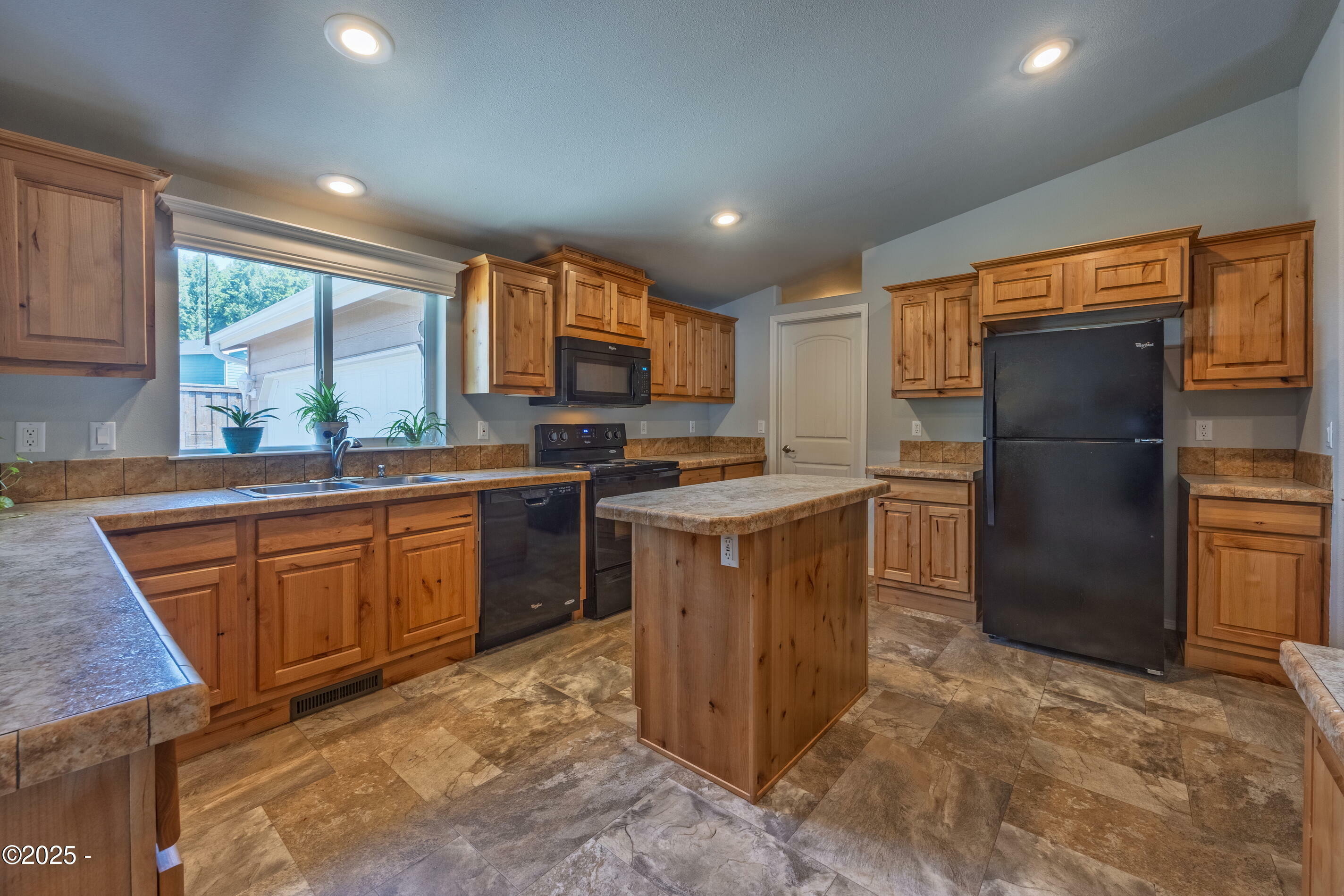 Property Photo: 160 SE Whalesong Drive OR 97341