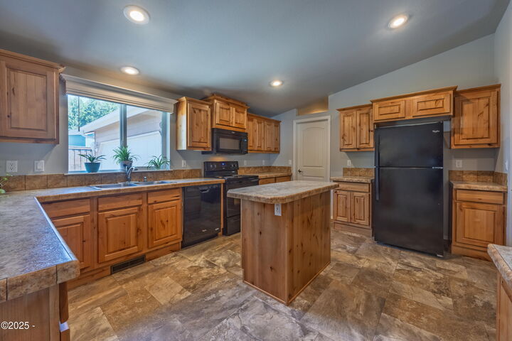 Property Photo:  160 SE Whalesong Drive  OR 97341 