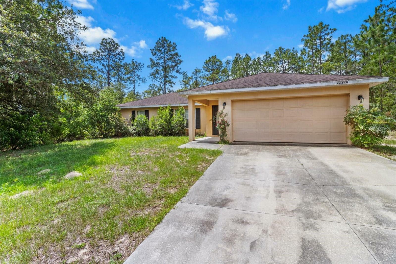 Property Photo: 23340 NW Columbine Avenue FL 34431