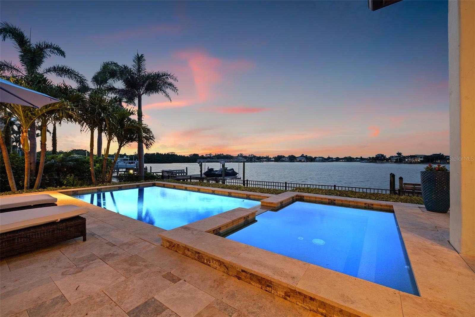 Property Photo:  301 Bayview Drive NE  FL 33704 