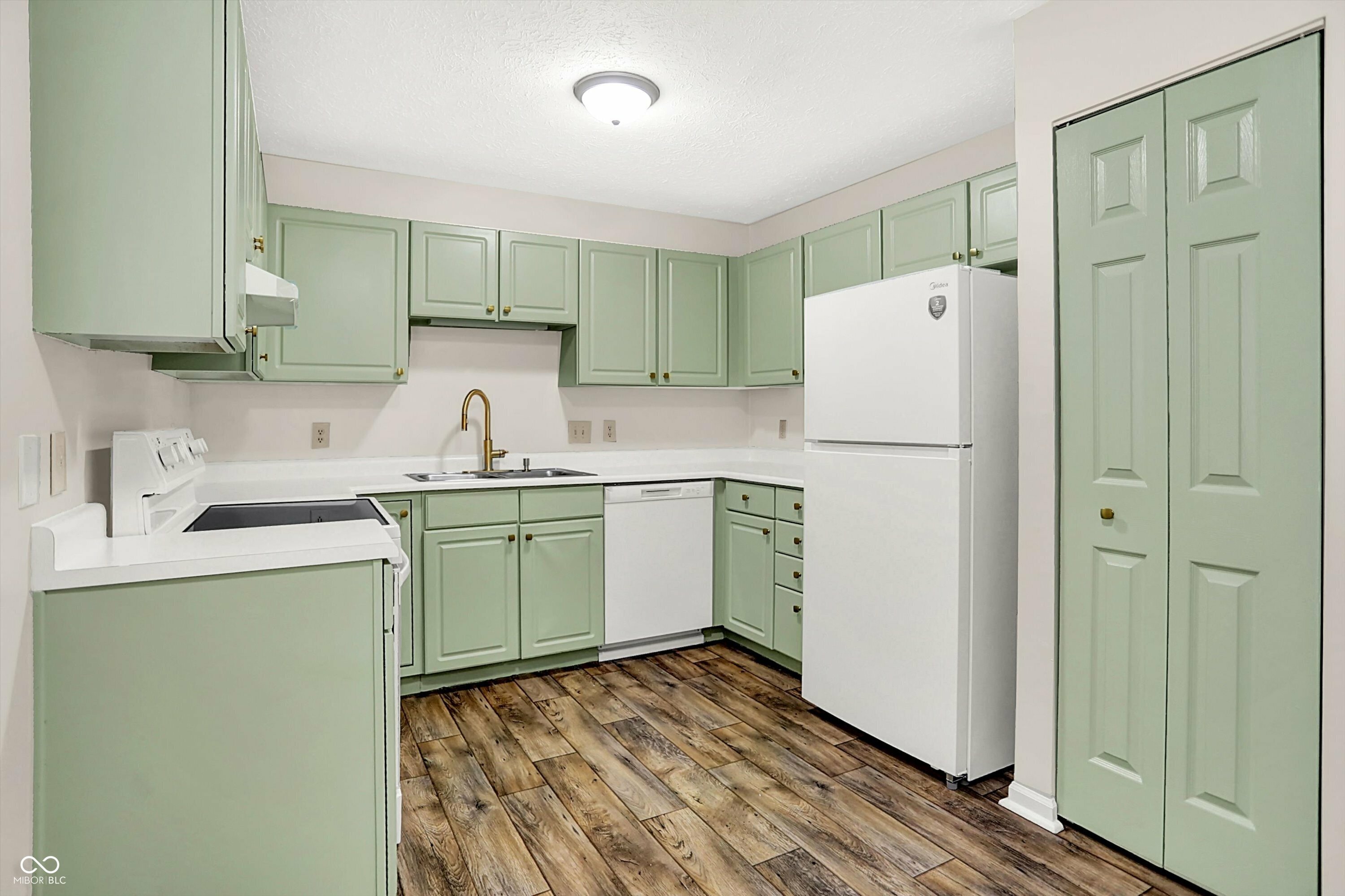Property Photo: 8720 Yardley Court 108 IN 46268