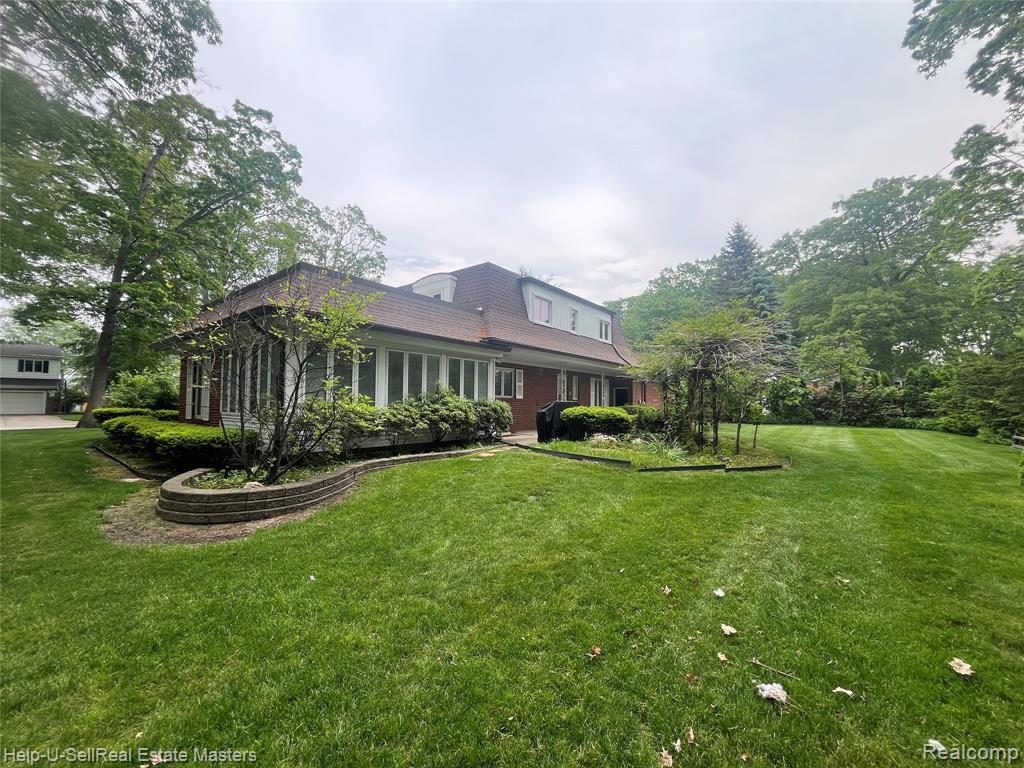 Property Photo:  3015 E Village Lane  MI 48060 1826 