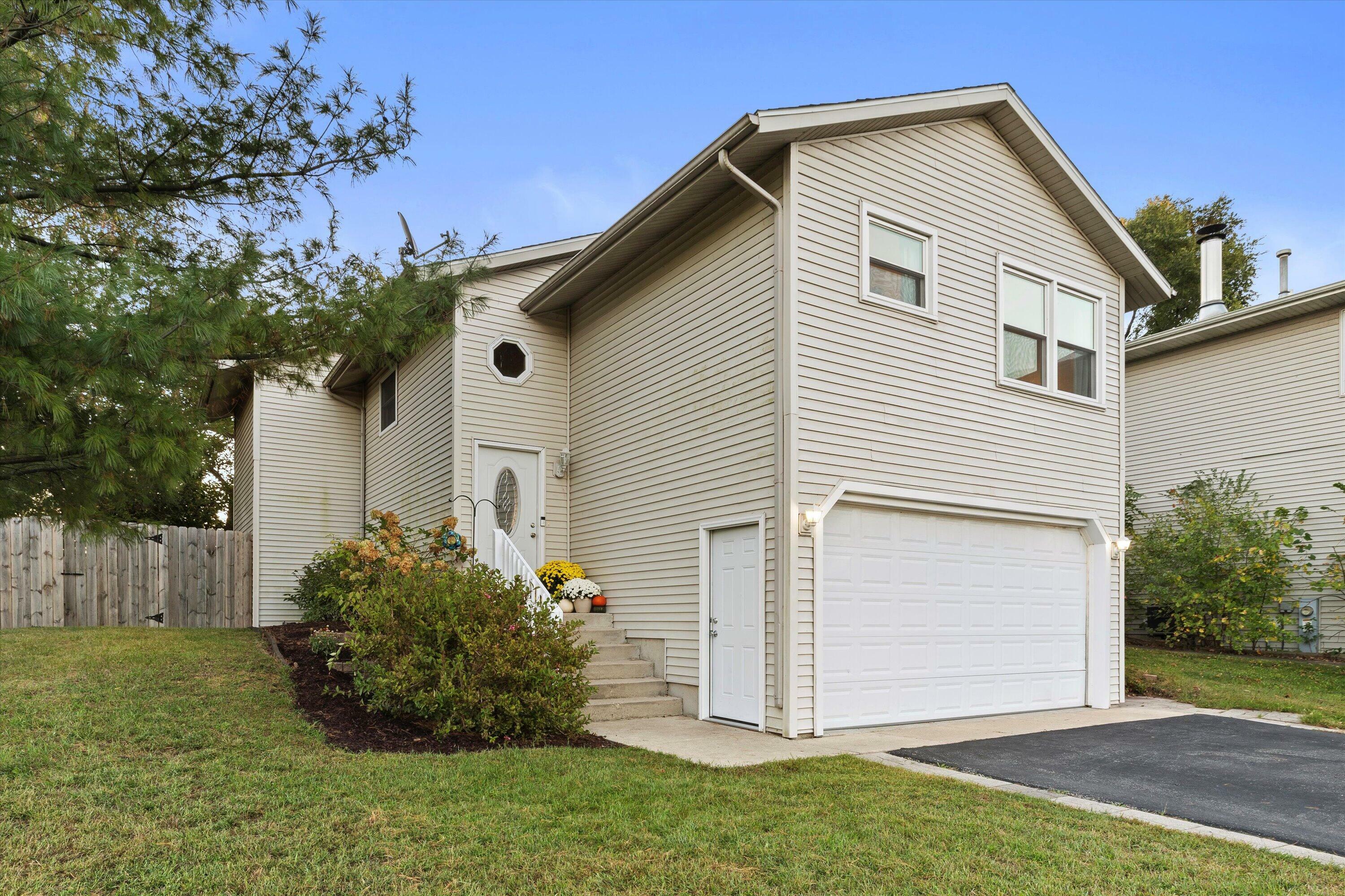 Property Photo:  940 Rhyners Ln  WI 53181 