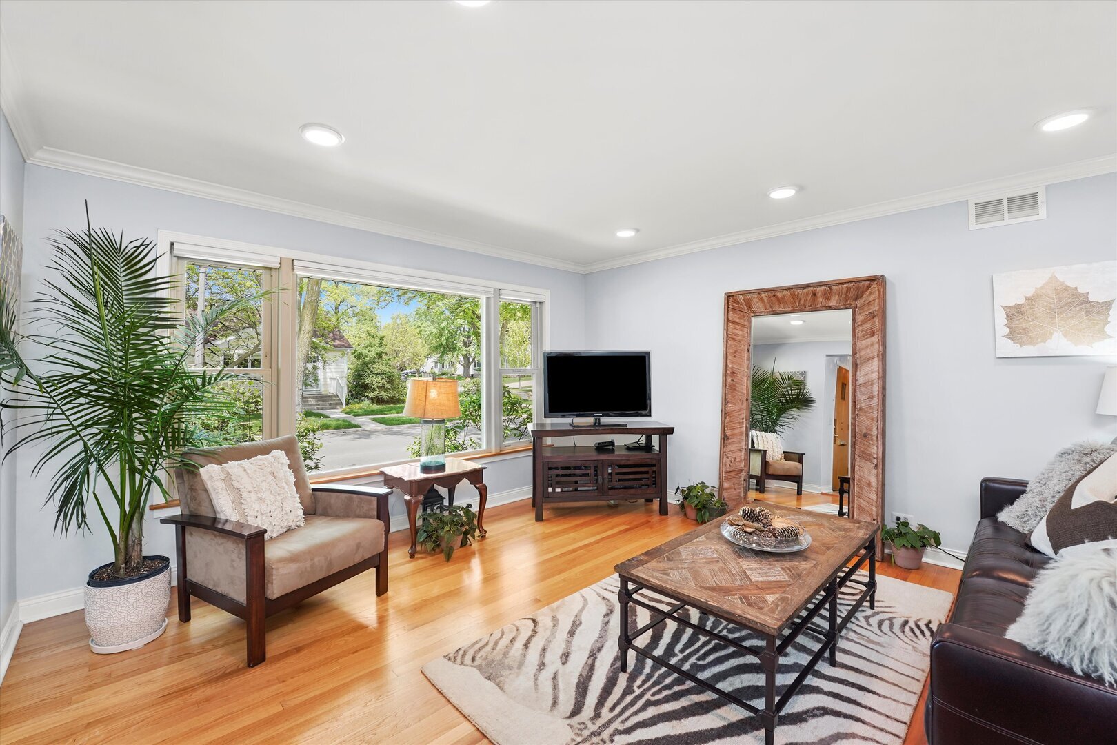 Property Photo: 728 S Hillside Avenue IL 60126