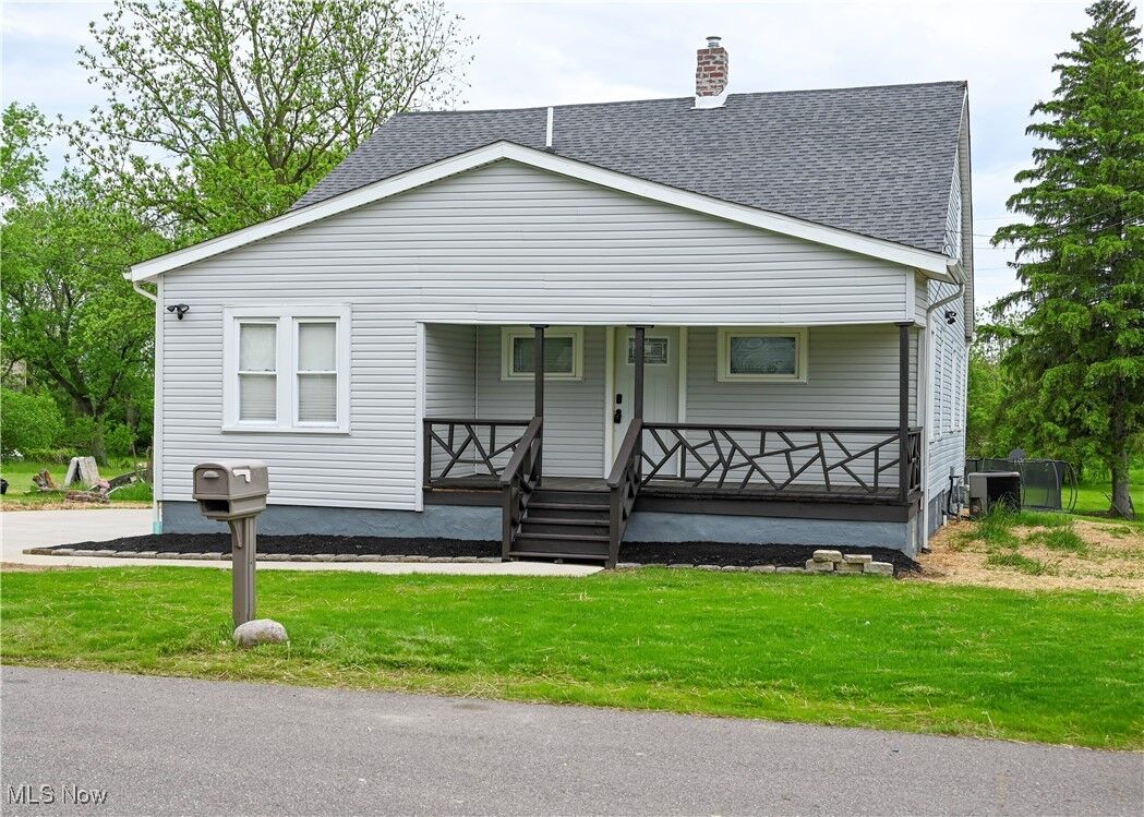 Property Photo: 2948 Maple Avenue NE OH 44714