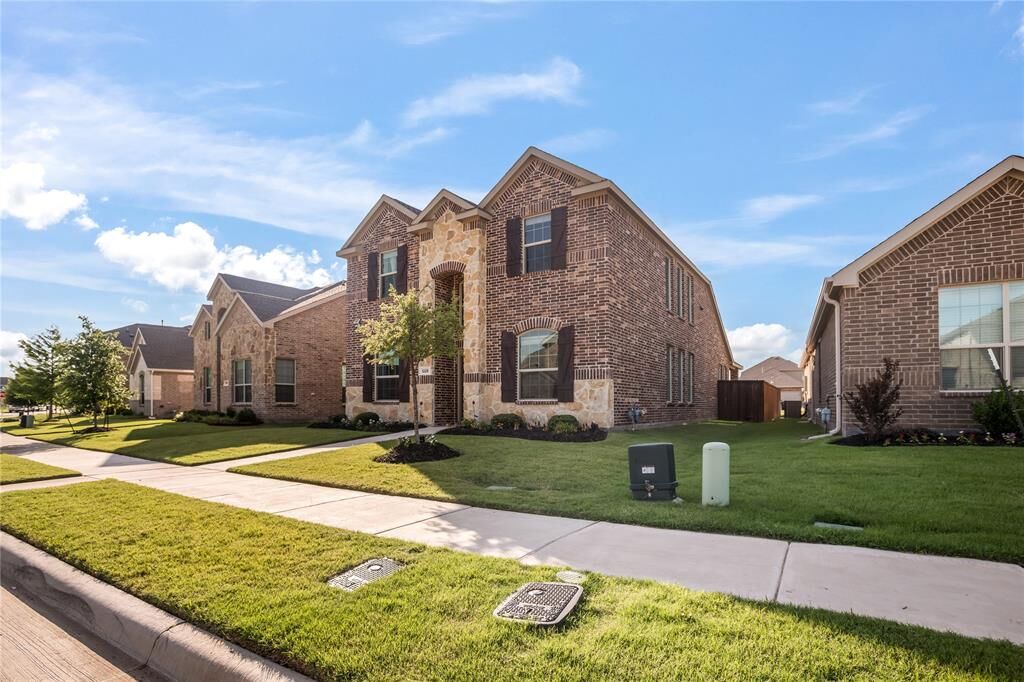 Property Photo: 1225 Milfoil Drive TX 76247