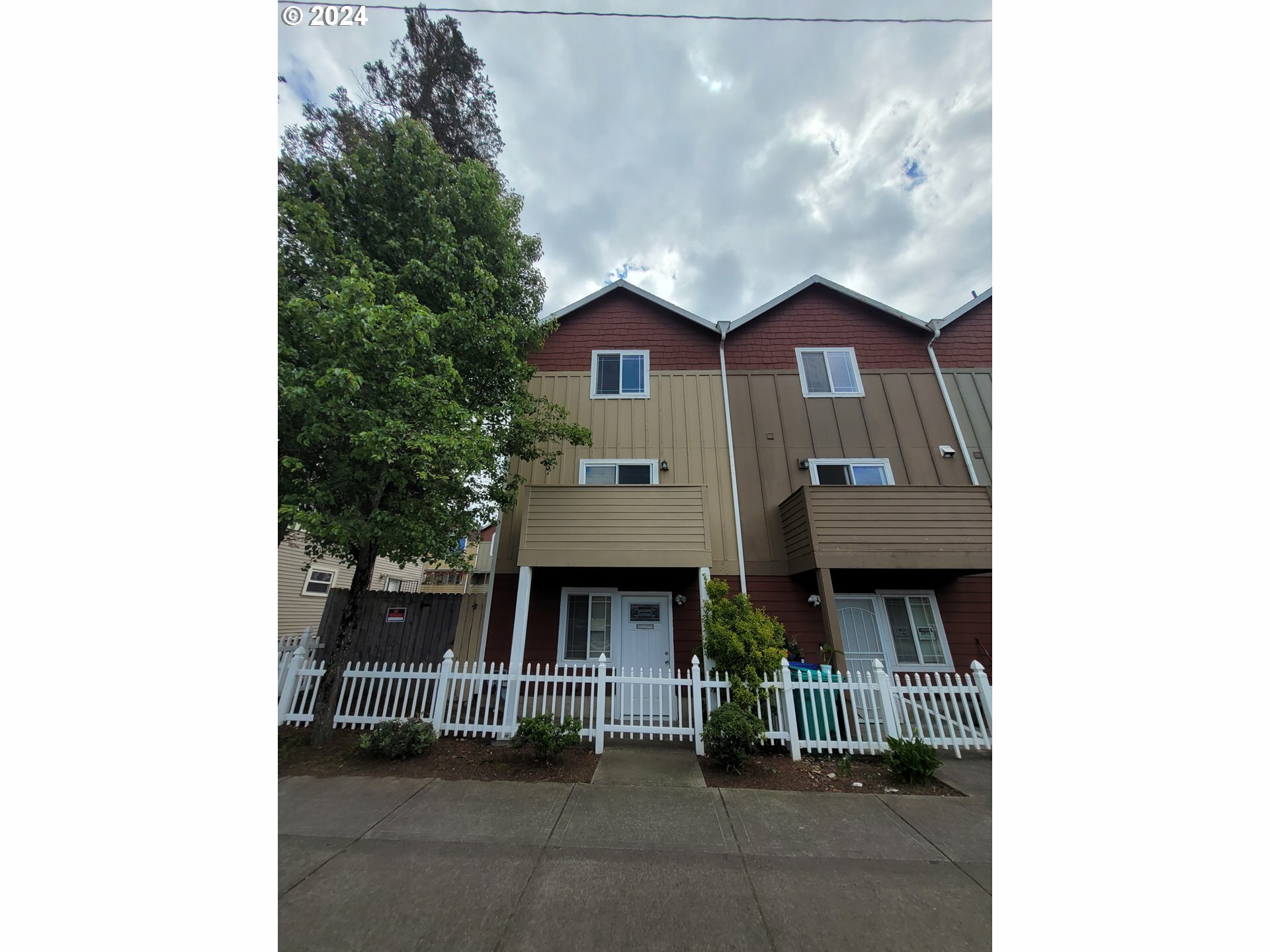 Property Photo: 8746 SE Division St OR 97266