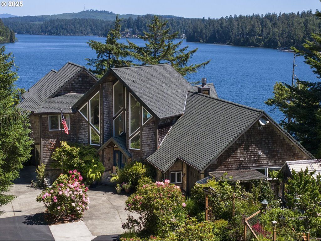 Property Photo: 83505 S Cove Way OR 97439