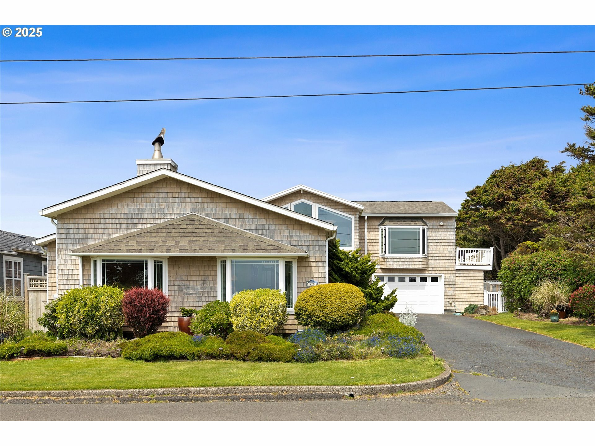 Property Photo: 825 1st St OR 97369