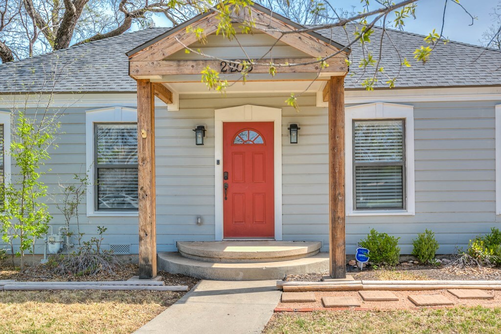 Property Photo: 2205 Live Oak Dr TX 76901