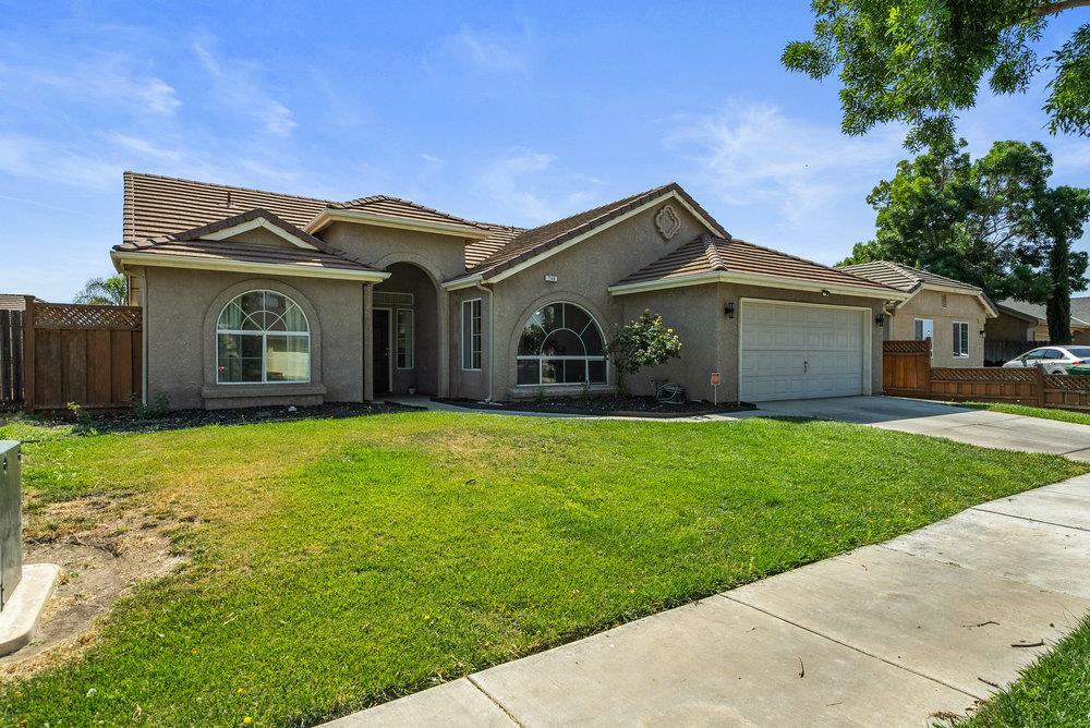 Property Photo: 748 Ashbury Court CA 93635