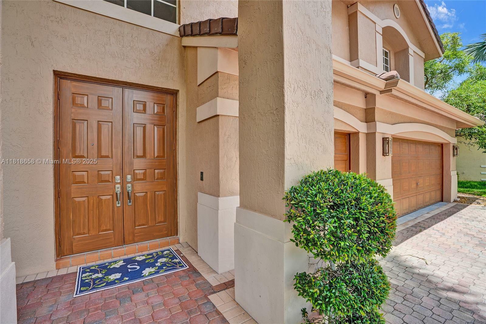 Property Photo: 2509 Hunters Run Way FL 33327