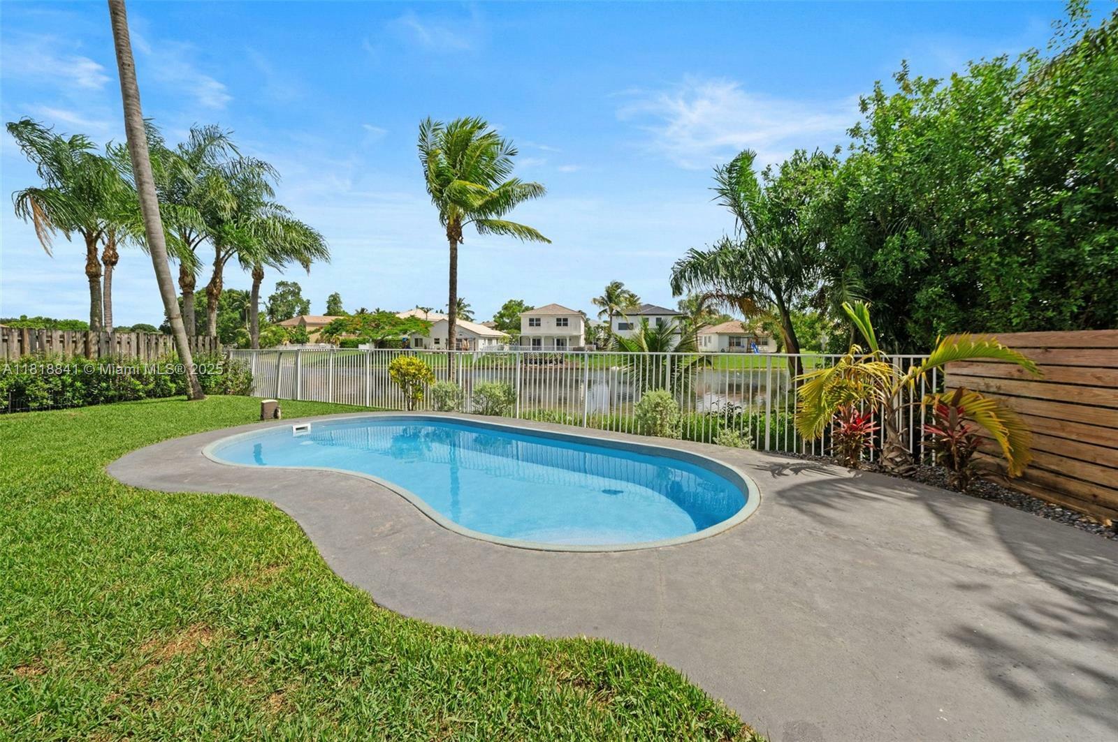 10596 SW 12th Mnr  Pembroke Pines FL 33025 photo