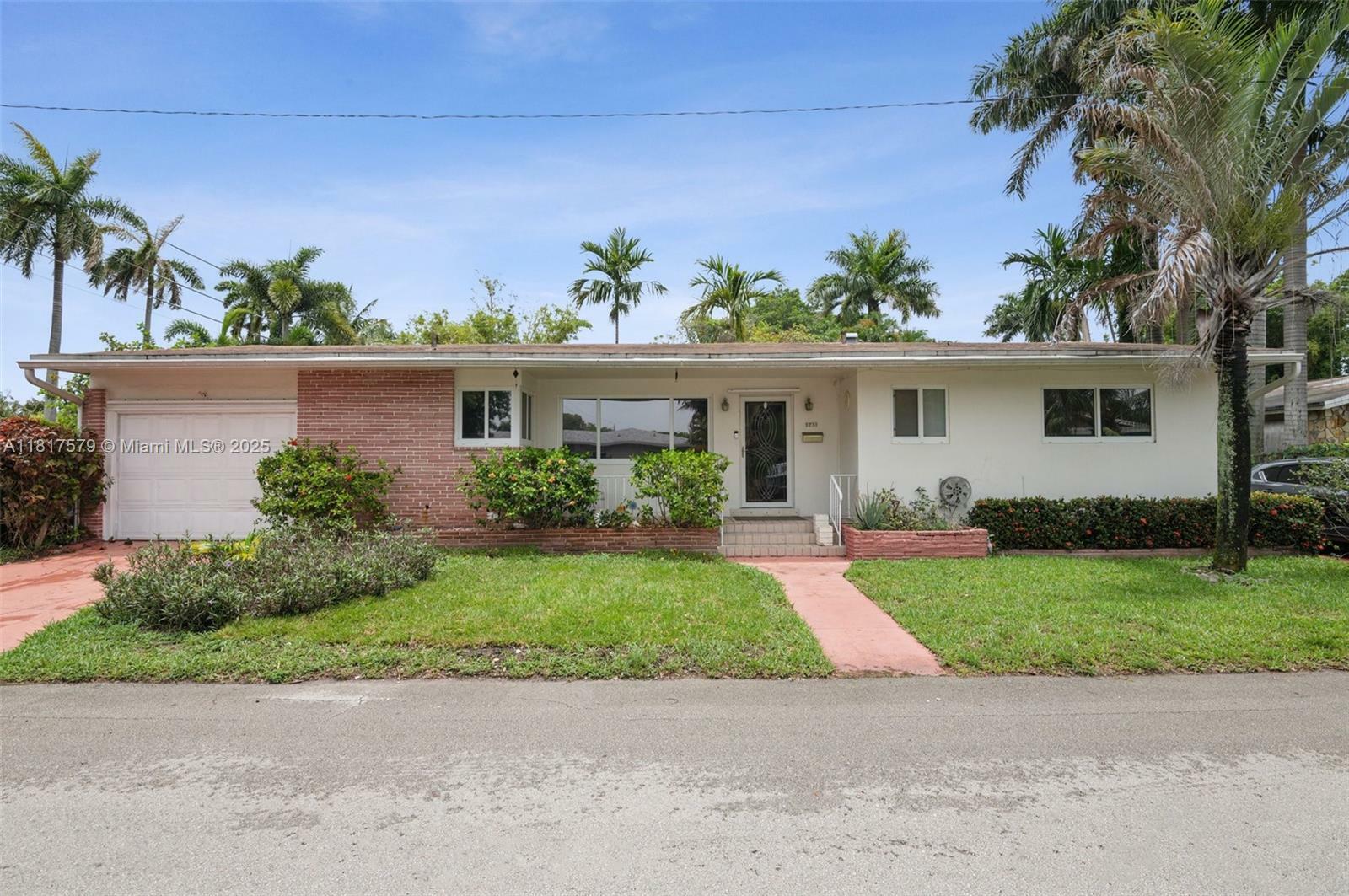 Property Photo: 1231 N 15th Ct FL 33020
