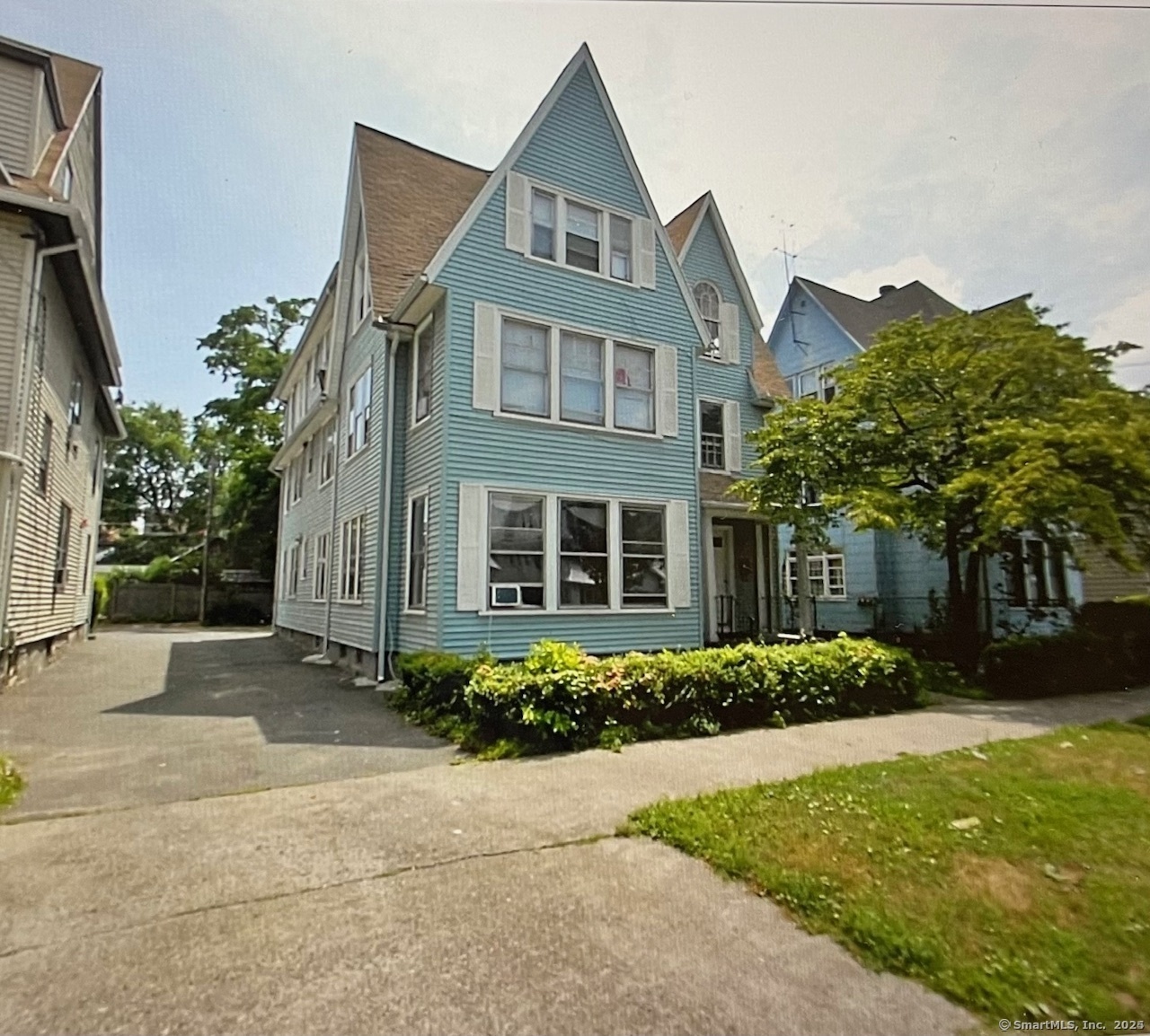 Property Photo: 1921 North Avenue 1st Flr CT 06604