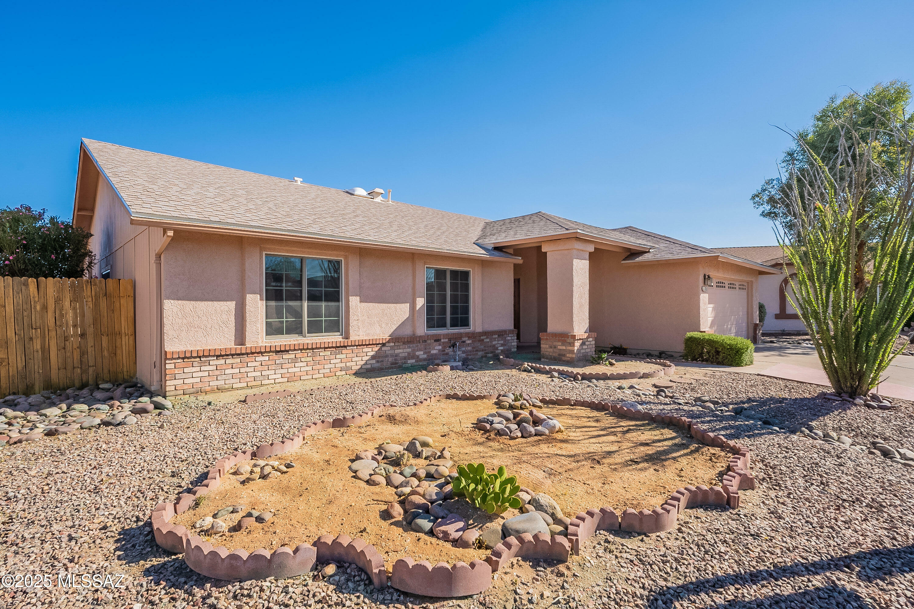 Property Photo: 1701 W Oak Shadows Drive AZ 85737