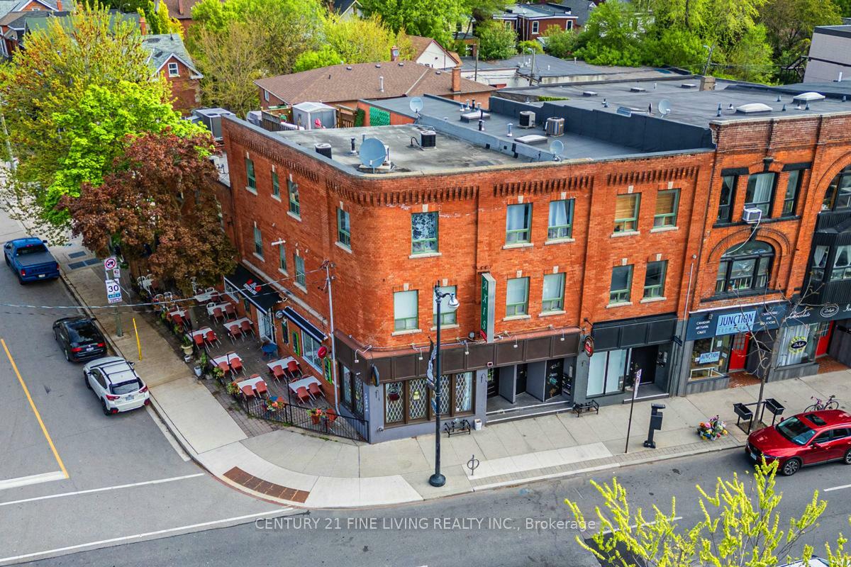 Photo de la propriété: 3048 Dundas Street W ON M6P 1Z3