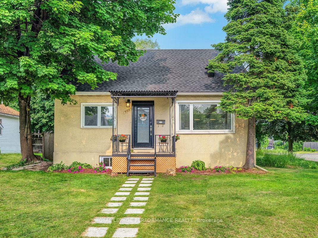 Property Photo: 405 Allen Boulevard ON K1L 7B6