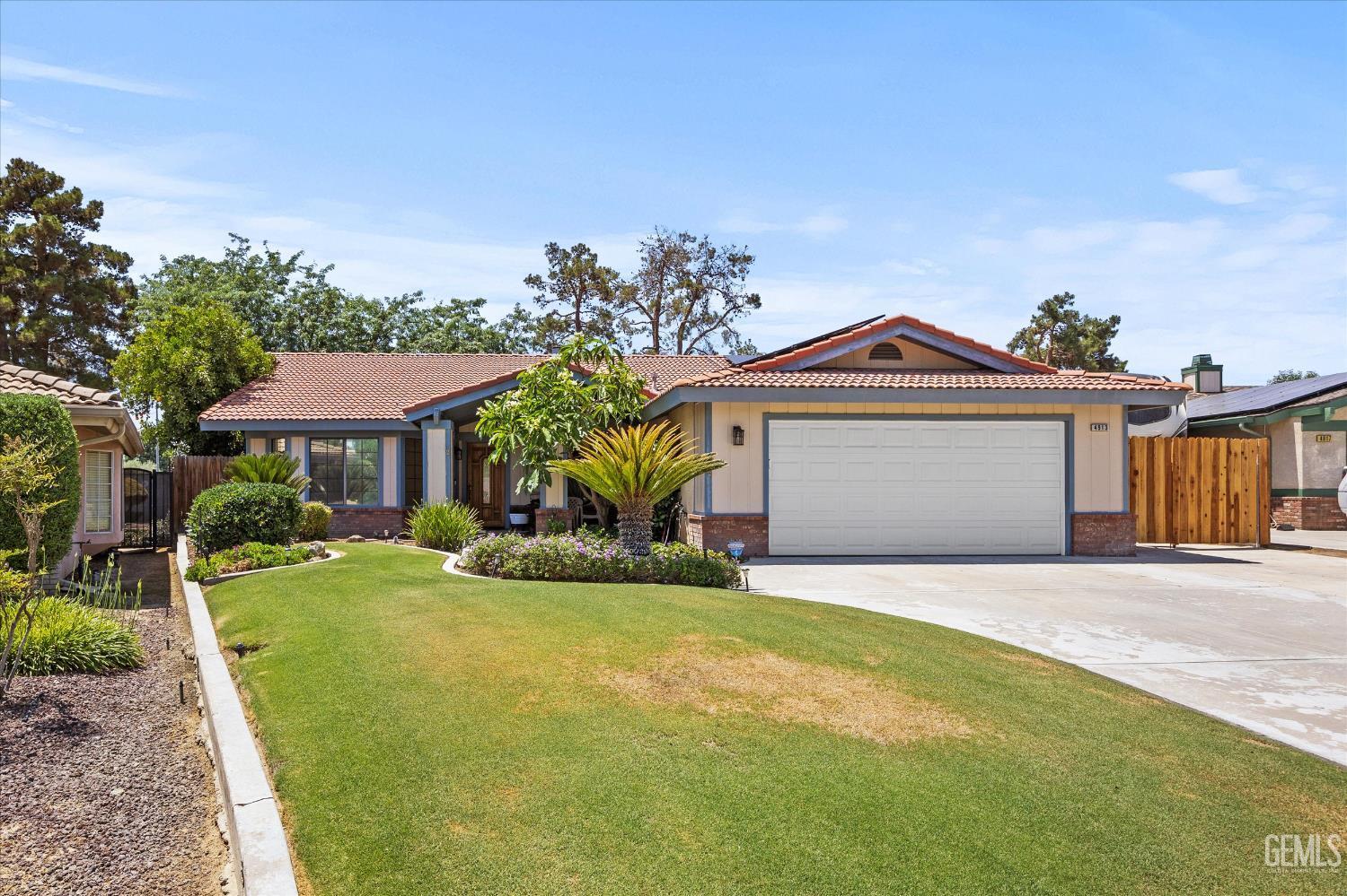 Property Photo: 4913 Zapato Place CA 93308
