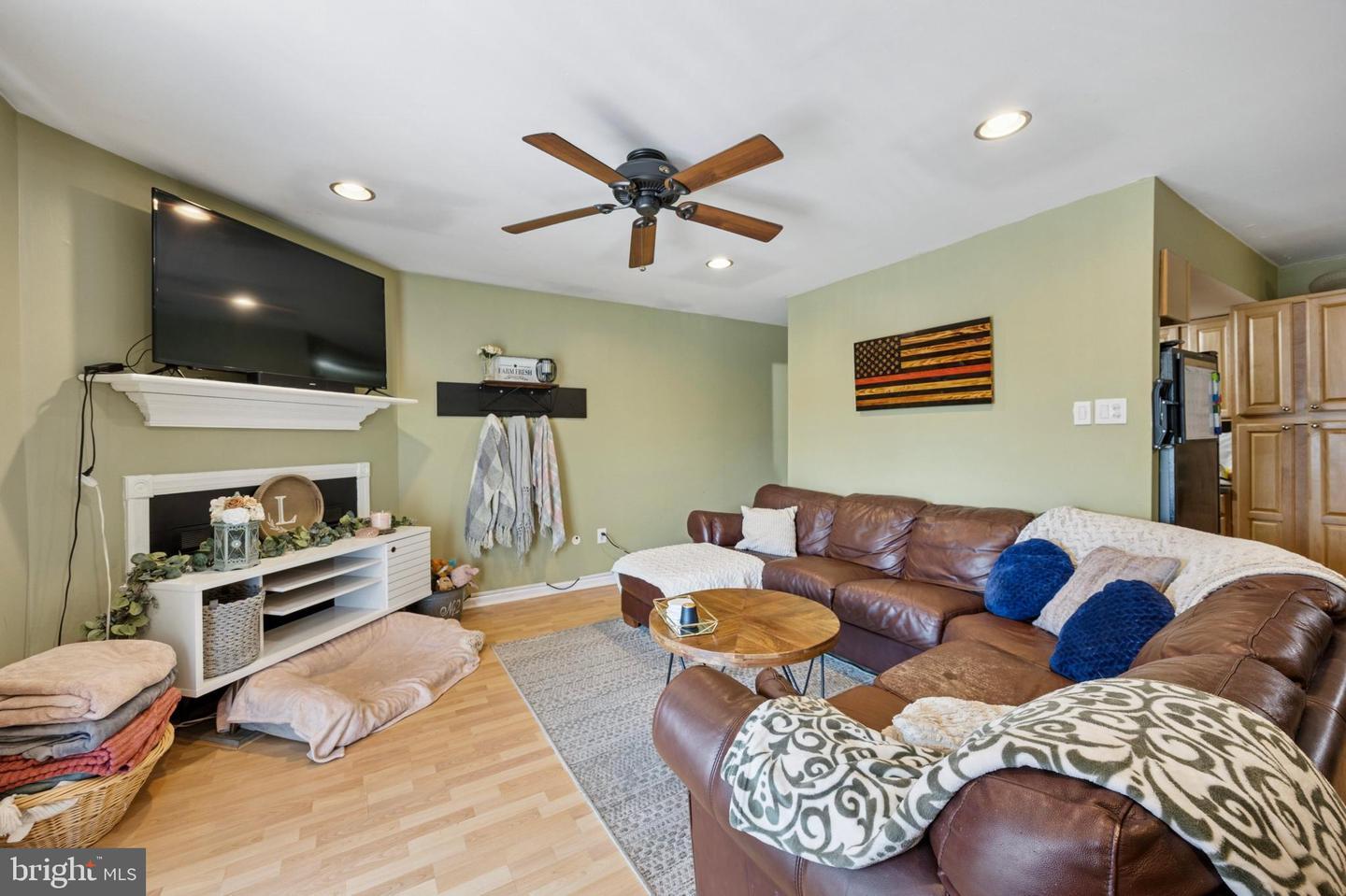 Property Photo:  3750 Clarendon Avenue 5  PA 19114 