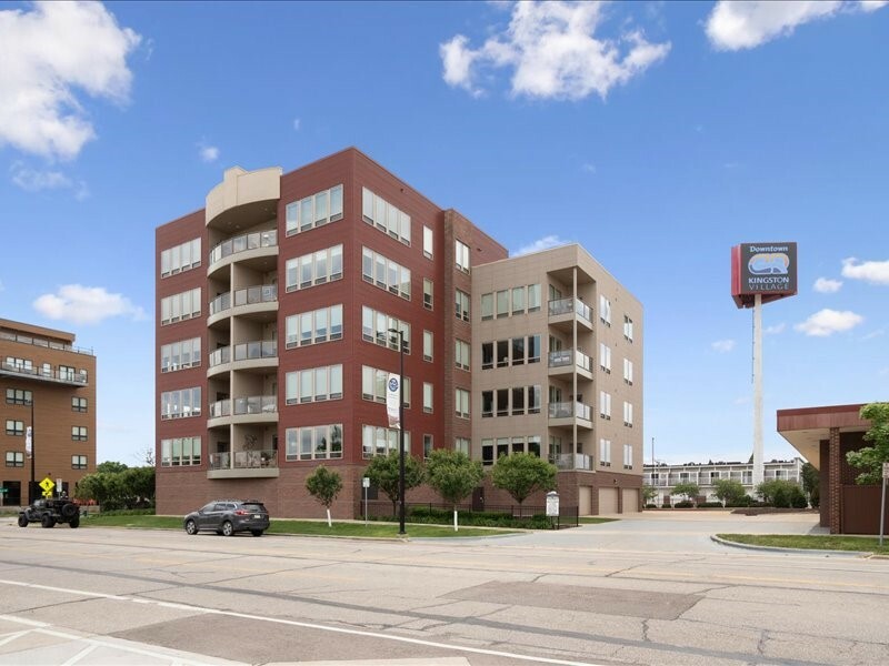 Property Photo: 100 4th Avenue SW 204 IA 52404