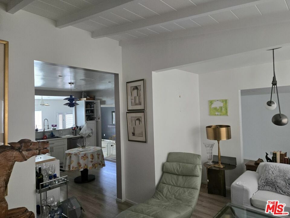 Property Photo: 6909 Texhoma Ave CA 91406