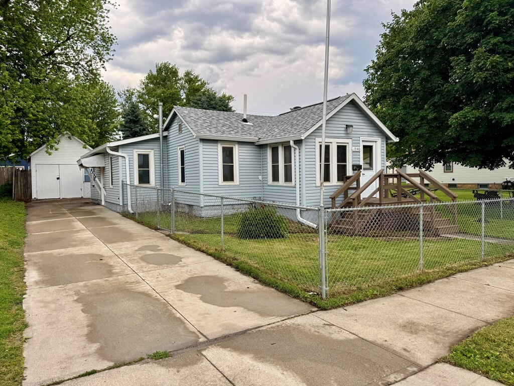 Property Photo: 1340 S 28th St IA 50501