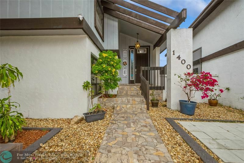 Property Photo: 1400 W Sandpiper Cir FL 33026